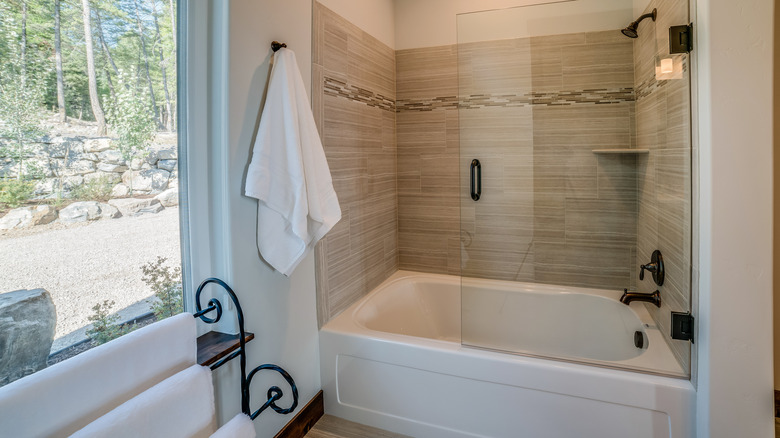 Are Alcove Bathtubs the Best Choice for Small Bathrooms?